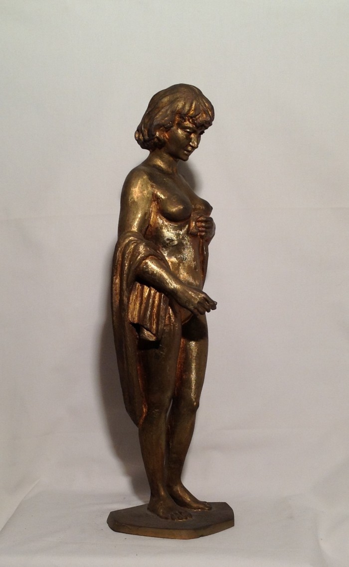 D'oro vestita, donna nuda con drappo sulle braccia. Scultura in bronzo color oro, collezione di famiglia