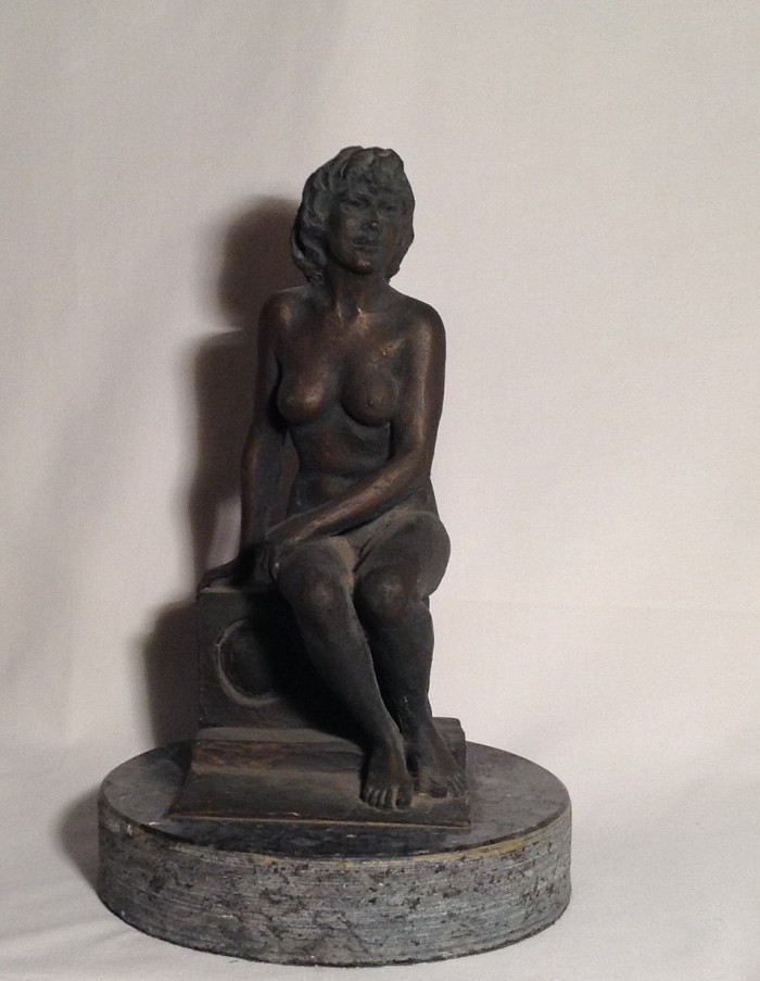 All'orizzonte, donna nuda seduta su un cubo. Scultura in bronzo di Gigi Busato, collezione di famiglia