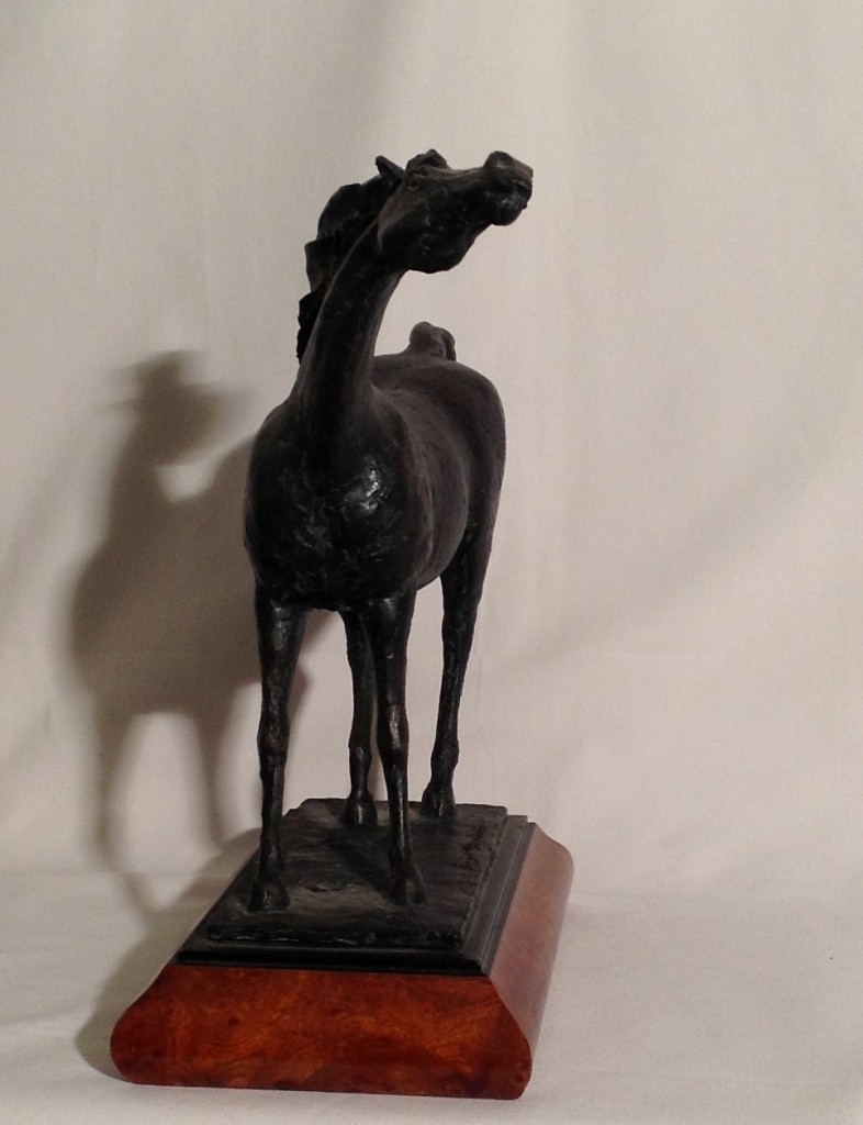 Nitrito, di Gigi Busato. Scultura in bronzo di un cavallo  su un piedistallo di marmo. Collezione di famiglia